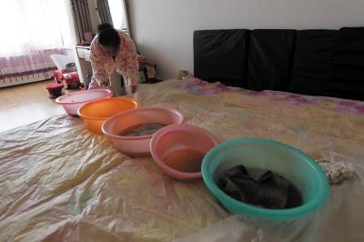 疏勒楼上漏水，住户失联，小区没物管，业主维权难！律师来支招……